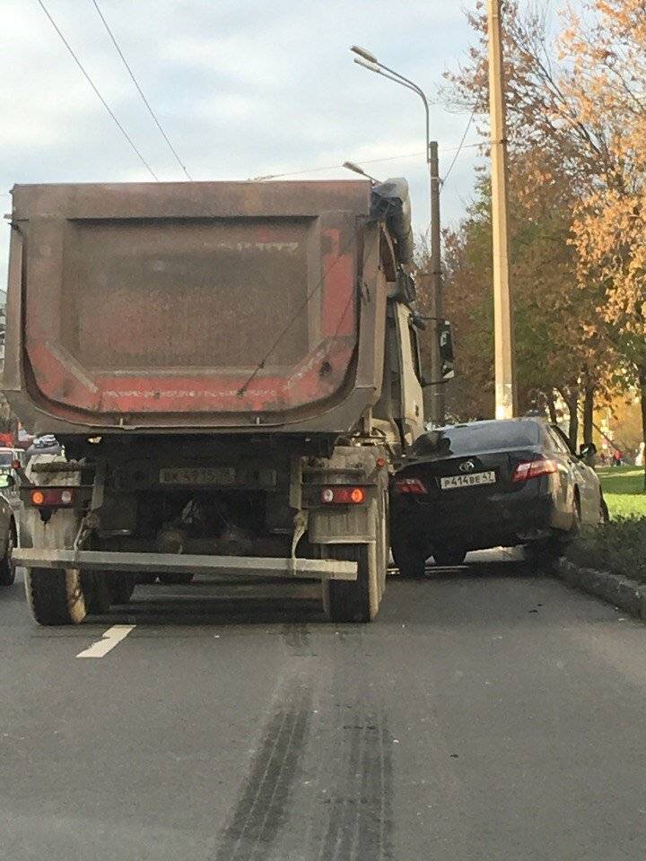 Тонар и тойота притерлись на обочине 