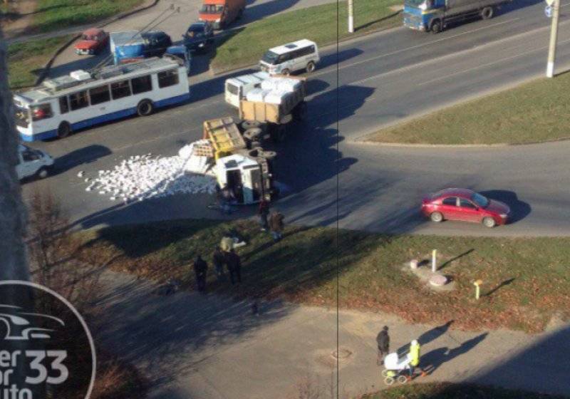 Самосвал упал рассыпал кирпич 