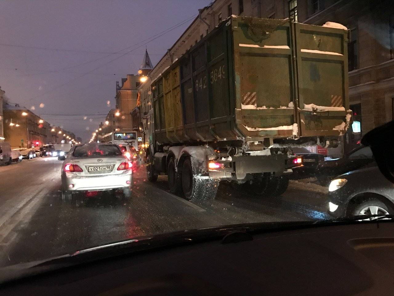 Самосвал и легковушка притерлись 