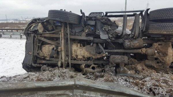 Тонар со щебнем перевернулся около Меги 