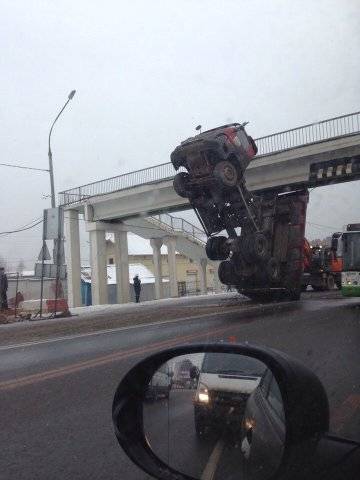 Самосвал зацепил опору моста 