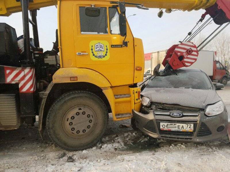 Вылетела на встречную полосу и подрезала автокран 