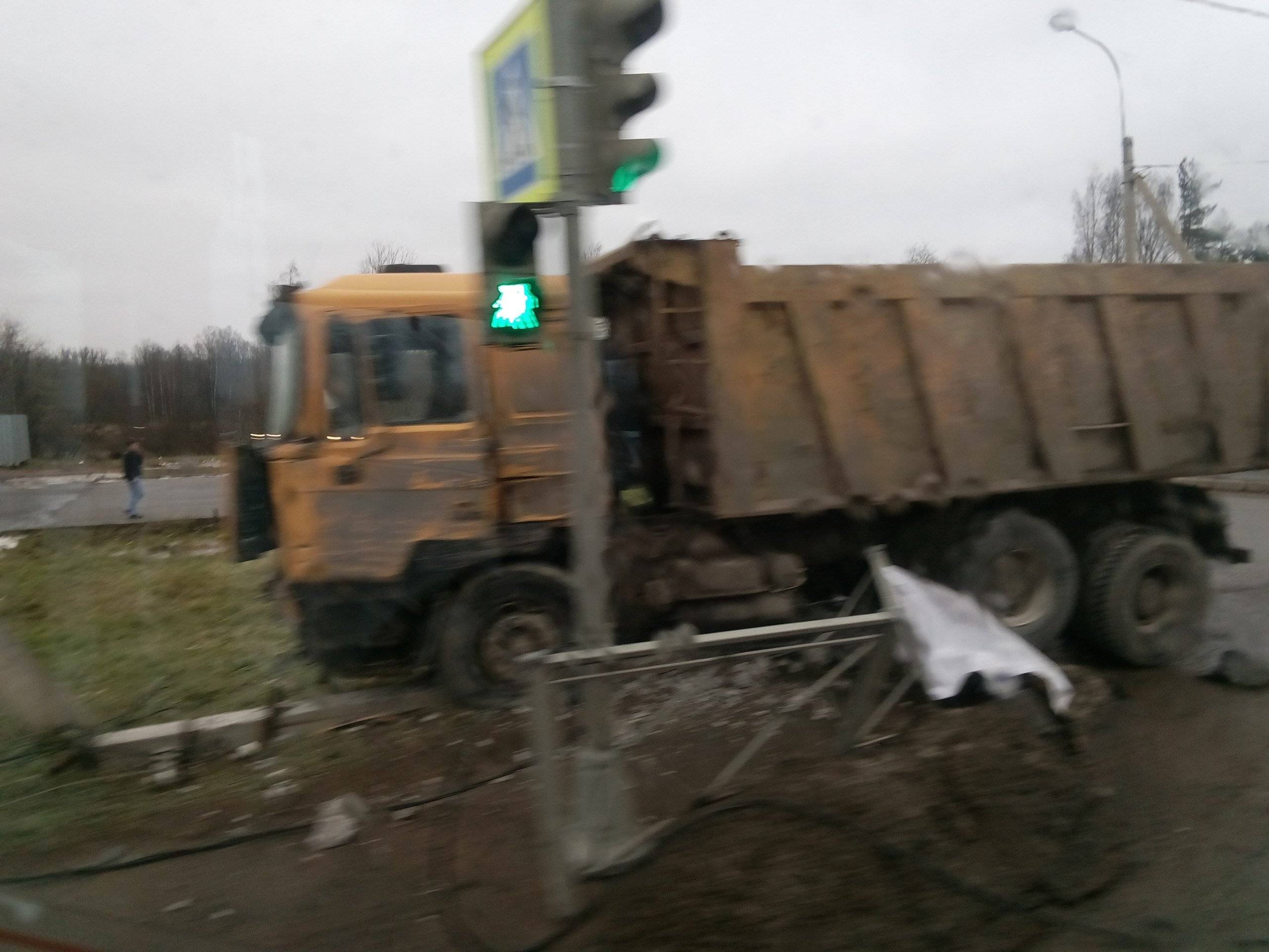 Шаланда и самсвал столкнулись 