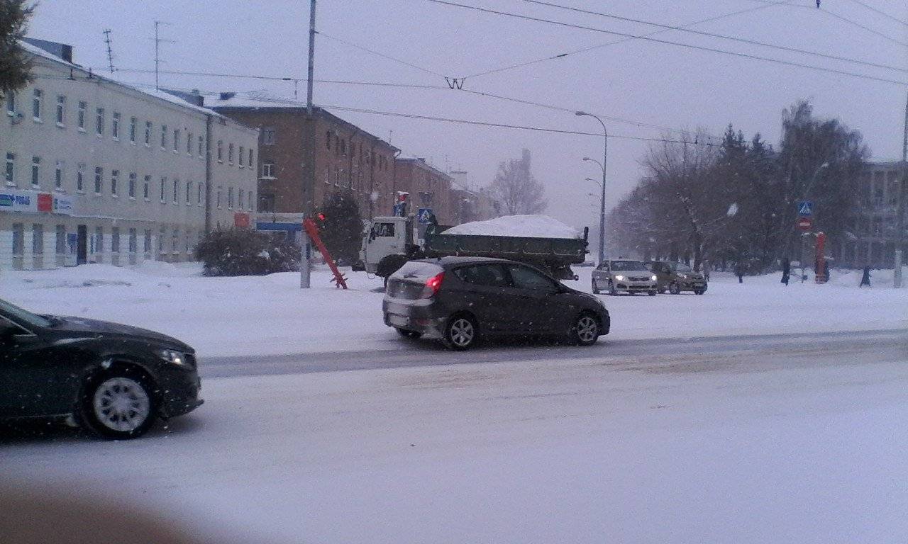 КАМАЗ врезался в столб Кемерово 