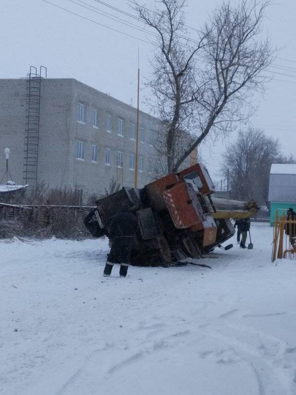В Сызрани провалился кран 