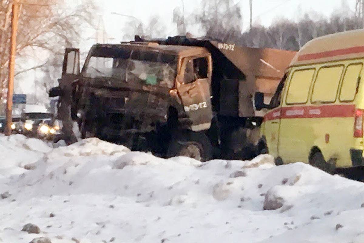 В Тюмени столкнулись два КАМАЗа 