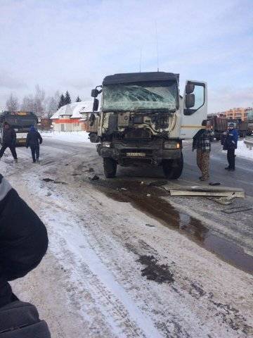 Самосвал протаранил бок автобусу 