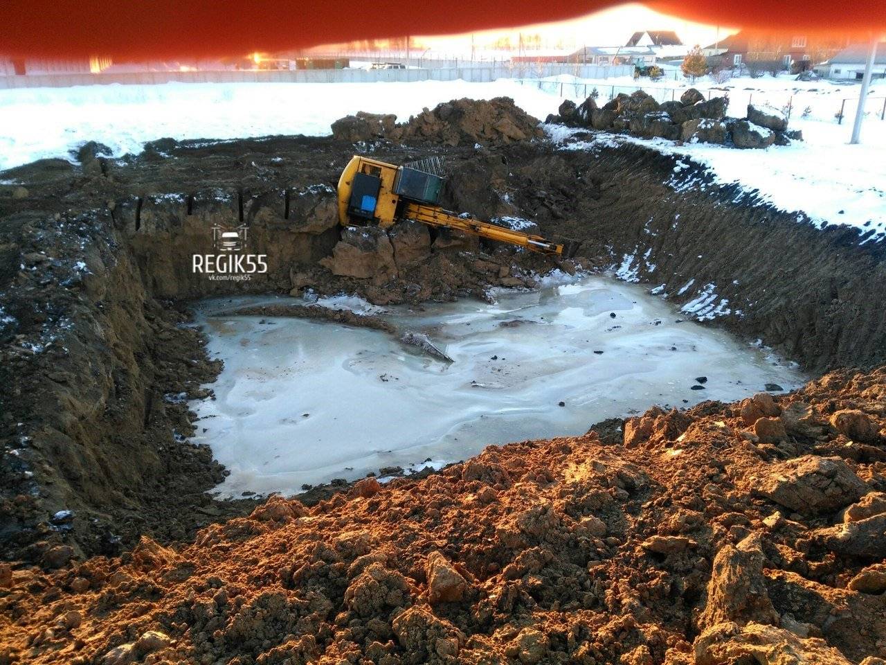 Экскавтор свалился в котлован 