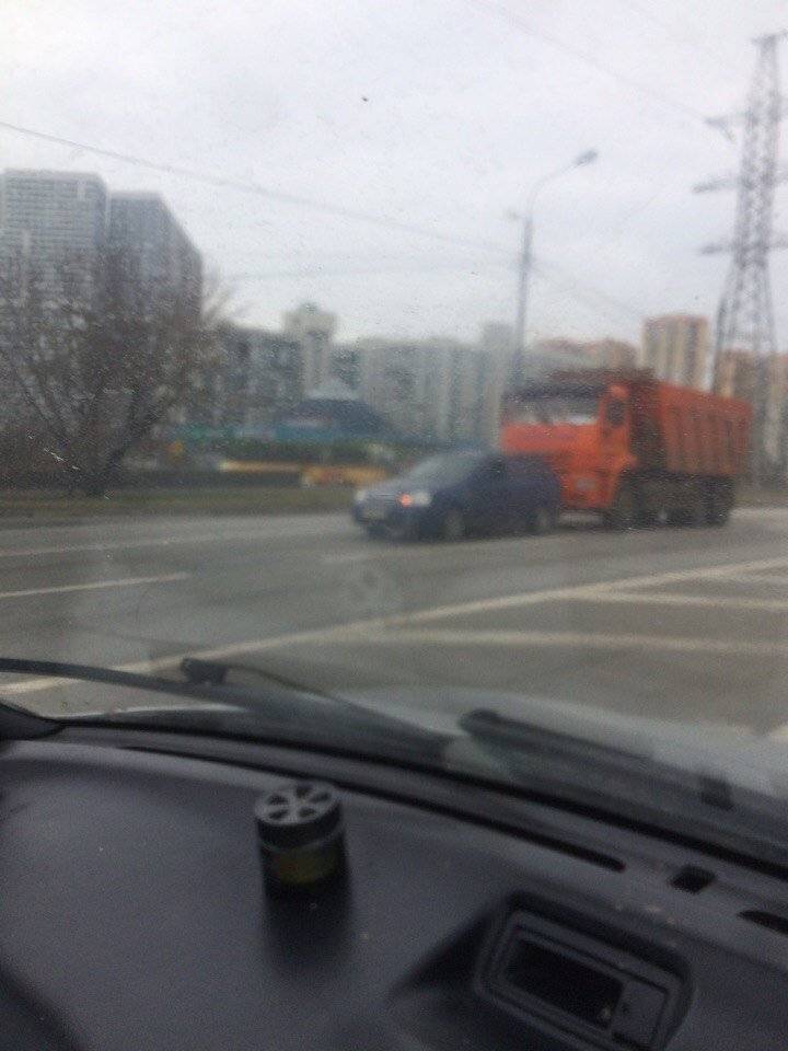 ДТП самосвал и легковушка 