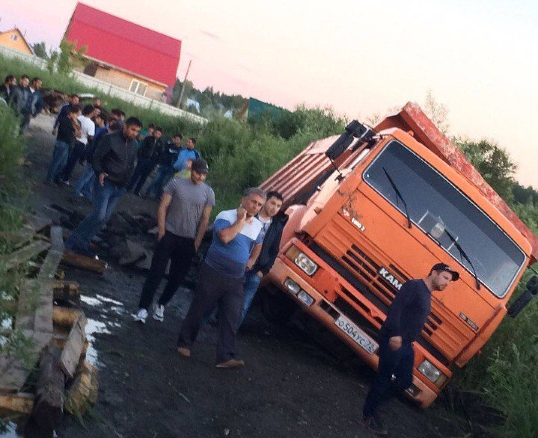 Застрял КАМАЗ в цыганском поселке 
