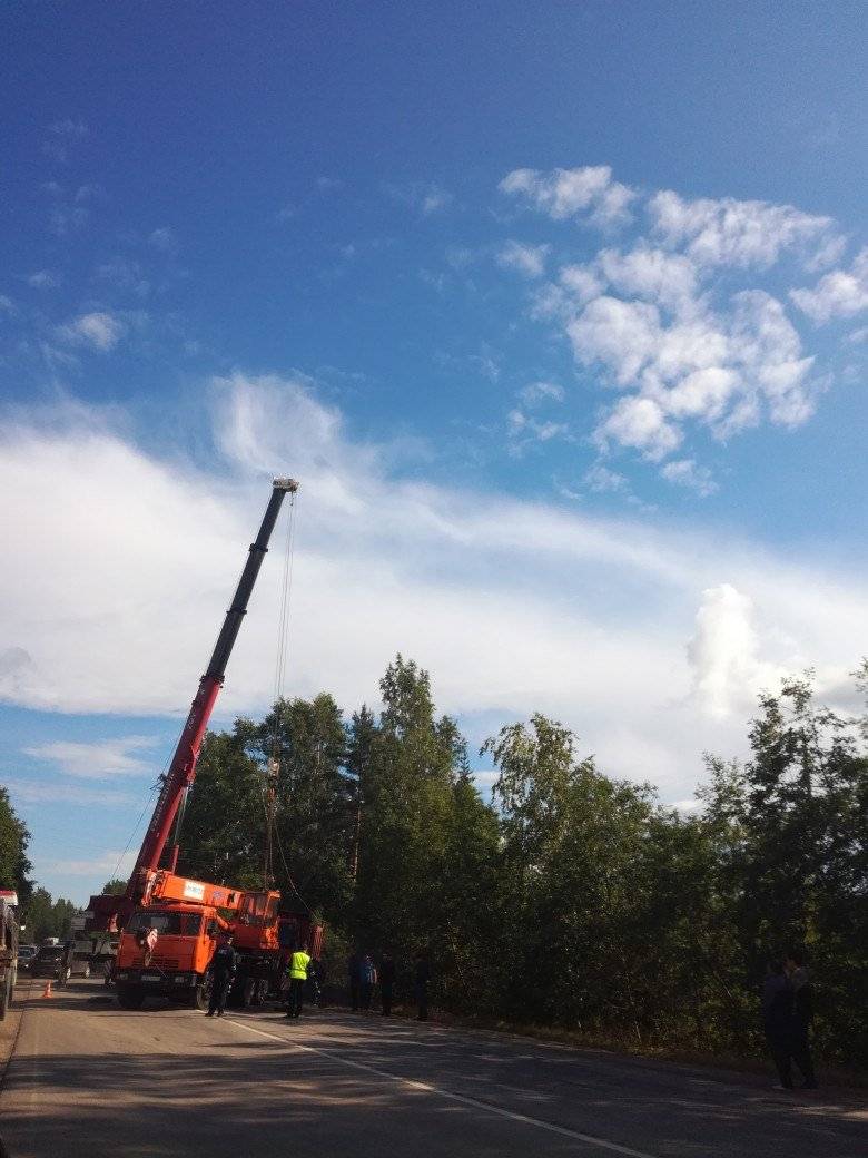 Самосвал сдавал задом и упал 