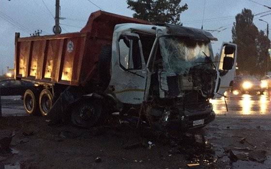 Самосвал врезался в столб [видео] 
