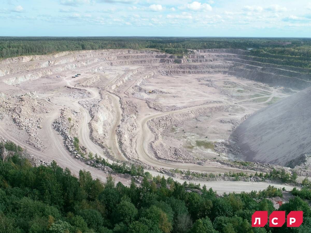 Кузнечное карьер АО ЛСР.Базовые вид издалека