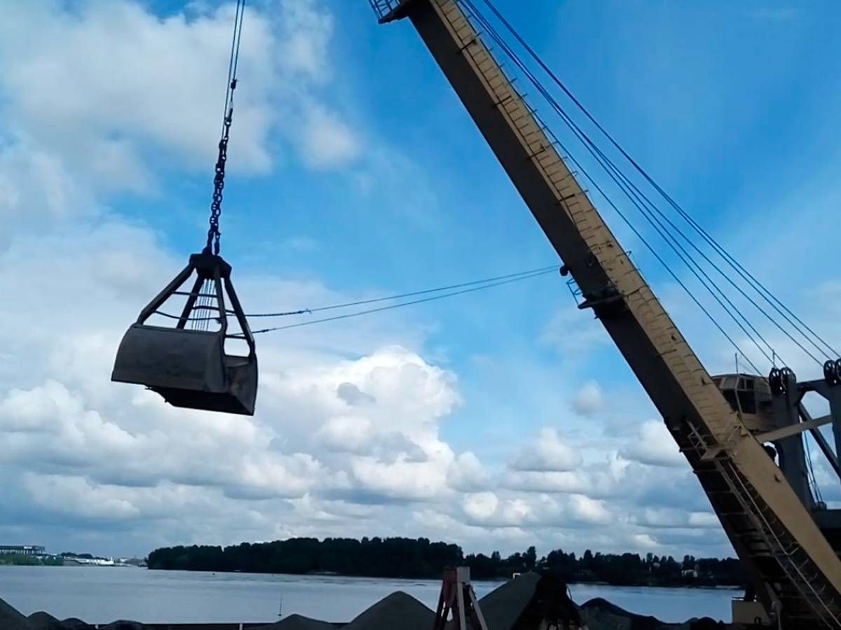 Октябрьская наб. 32 Ленинградская область