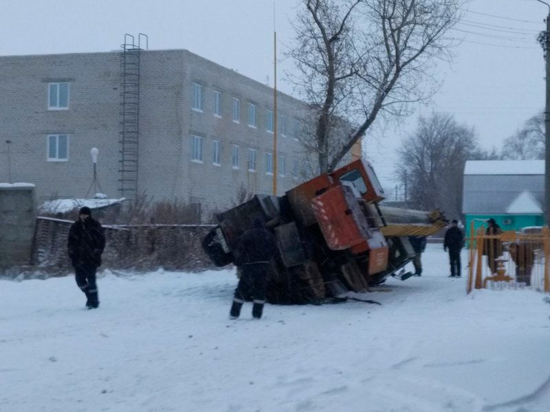 В Сызрани провалился кран