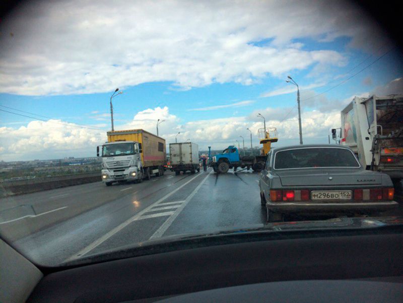 Автокран упал