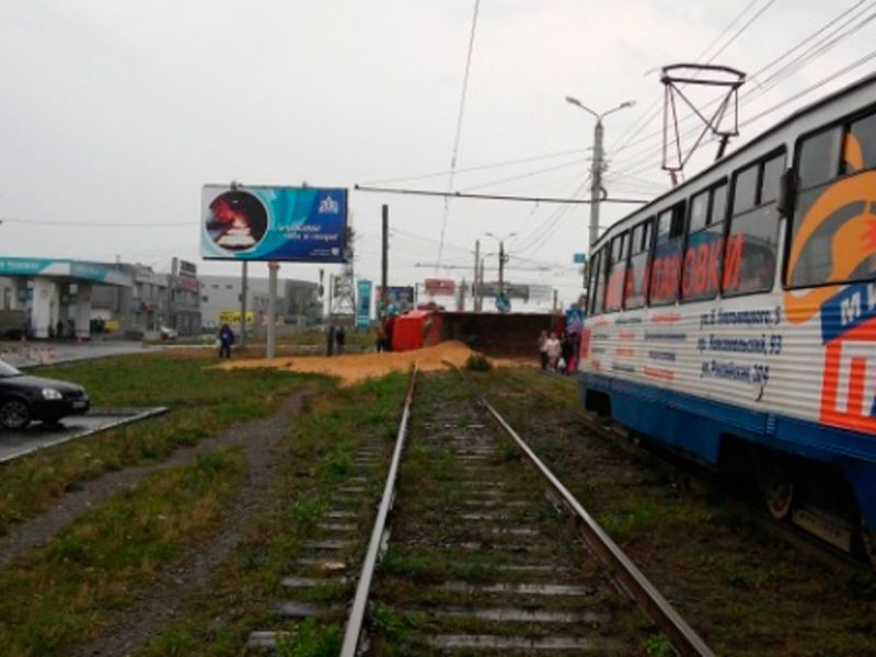 ДТП с самосвалом на трамвайных путях