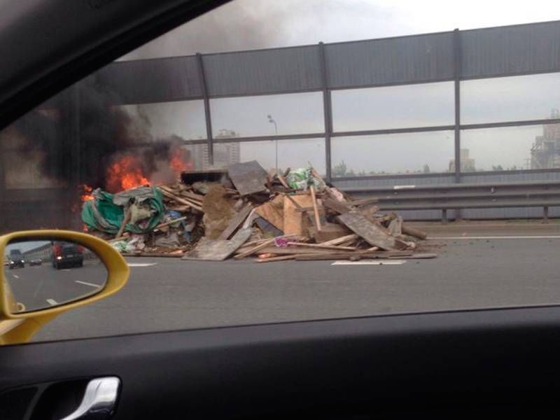 самосвал с грузил горящий мусор на обочине