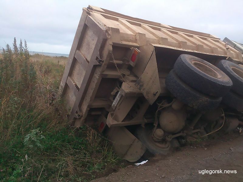 Груженый самосвал съехал в кювет