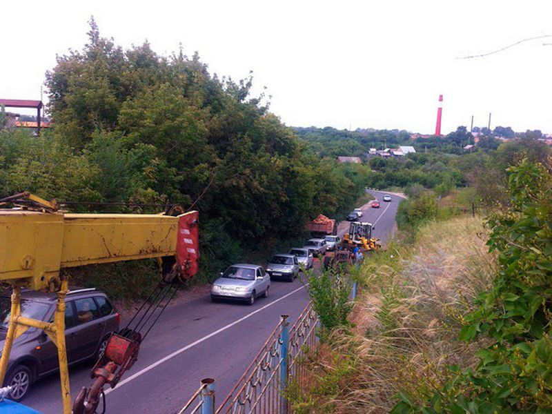 Камаз со скрипом тащил целую гору кирпичей и ...
