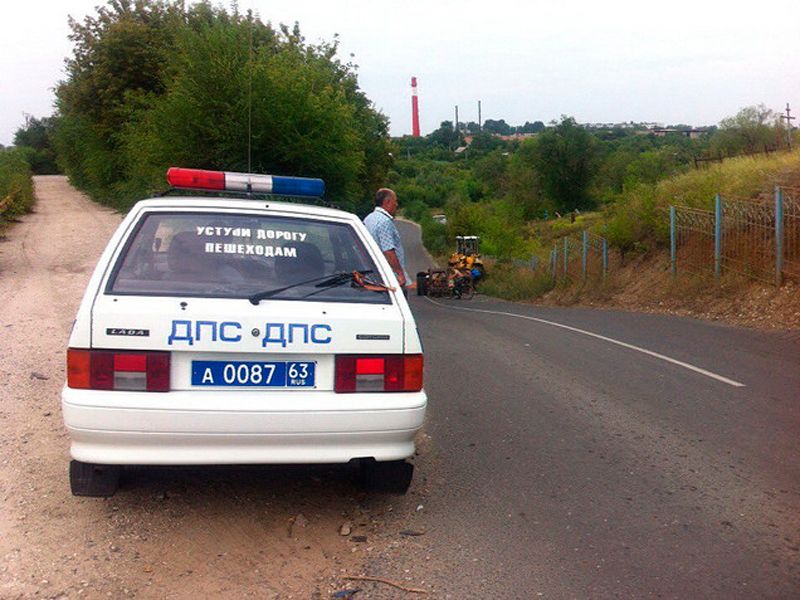 Камаз со скрипом тащил целую гору кирпичей и ...