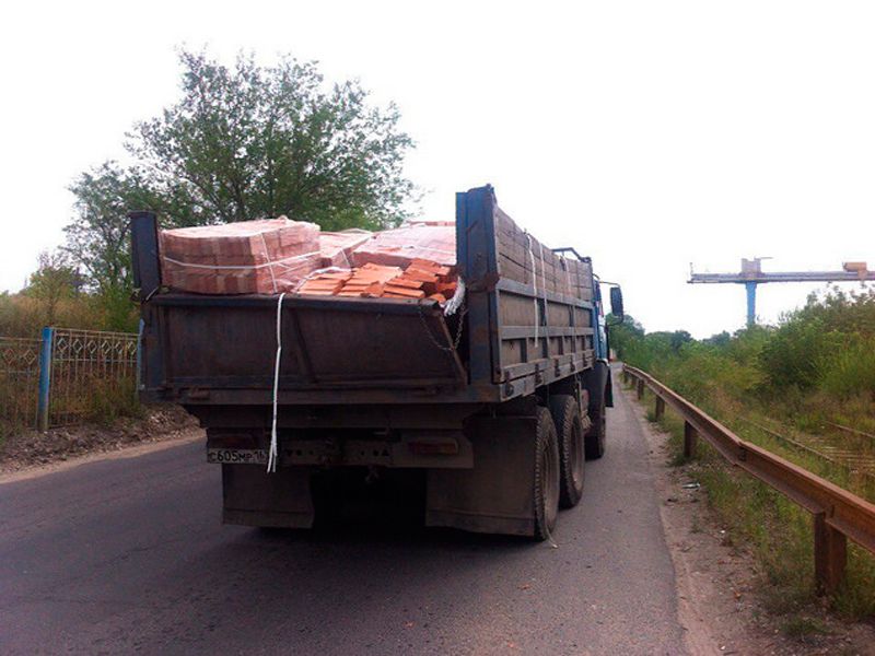 Камаз со скрипом тащил целую гору кирпичей и ...
