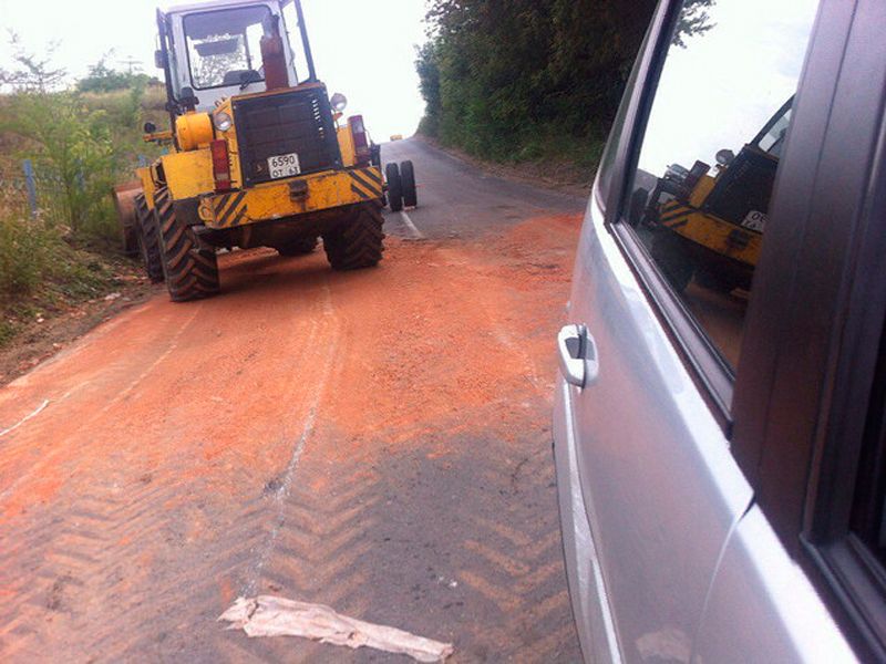 Камаз со скрипом тащил целую гору кирпичей и ...