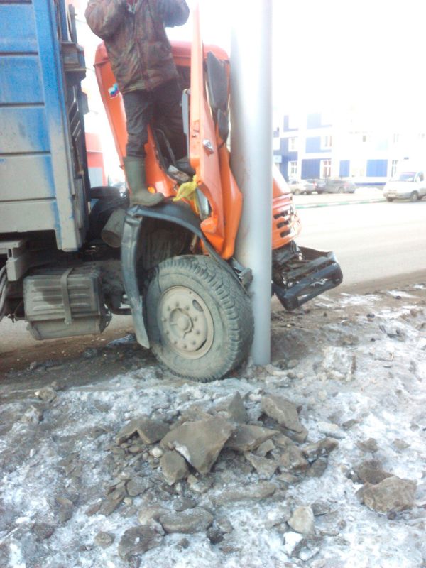 КАМАЗ врезался в столб