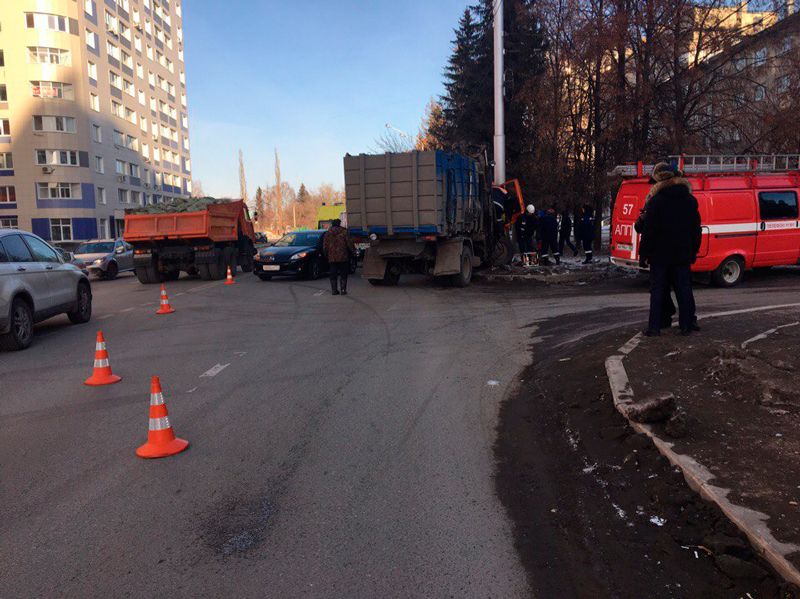 КАМАЗ врезался в столб