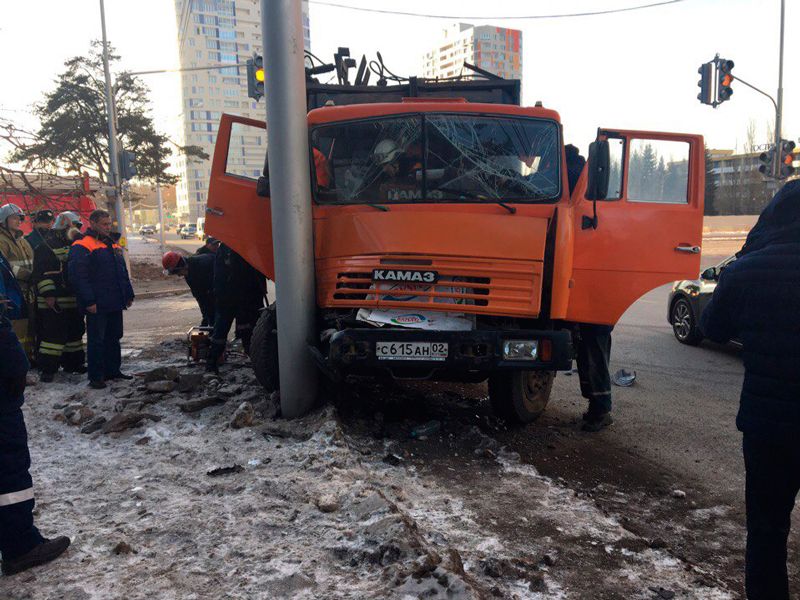 КАМАЗ врезался в столб