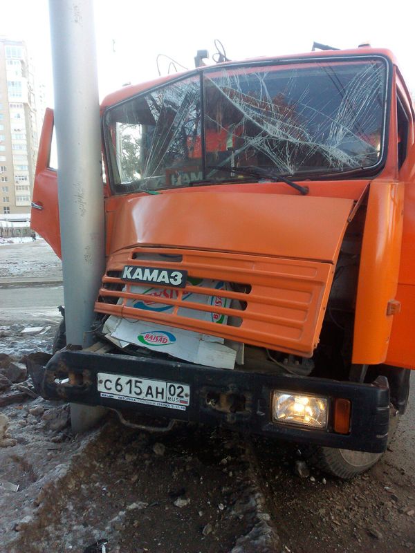 КАМАЗ врезался в столб