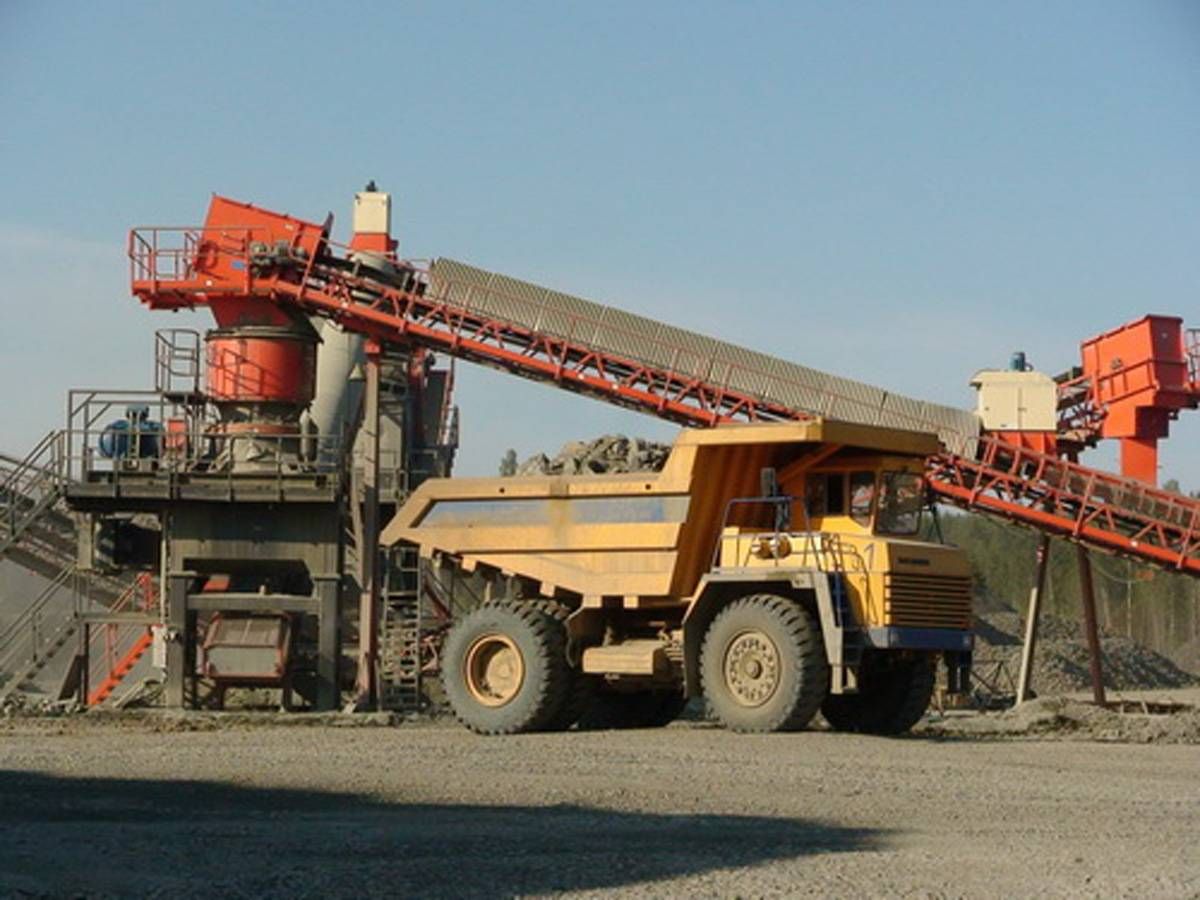 на карьере погрузка щебня