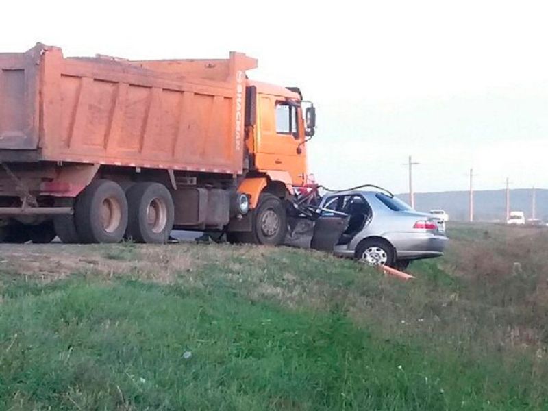 Когда ребята заметили самосвал, было уже поздно ...