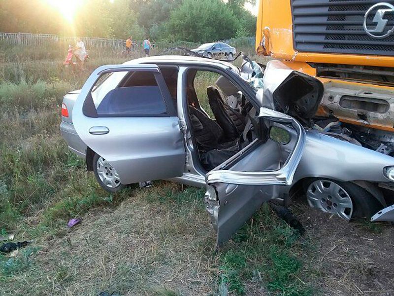 Когда ребята заметили самосвал, было уже поздно ...