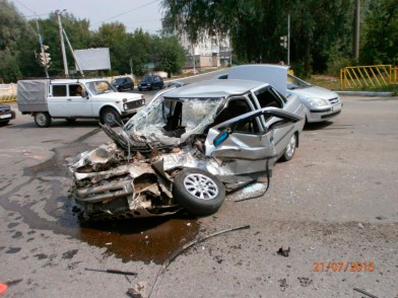 Молодой горячий въехал в КАМАЗ