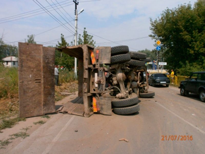 Молодой горячий въехал в КАМАЗ
