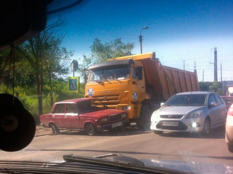 Мордой утащил на встречку