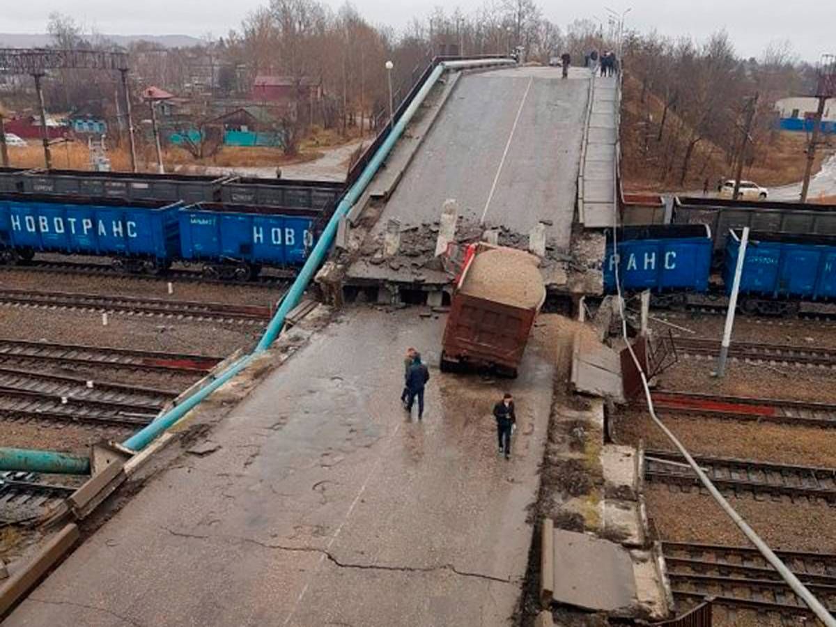 мост обрушился под самосвалом