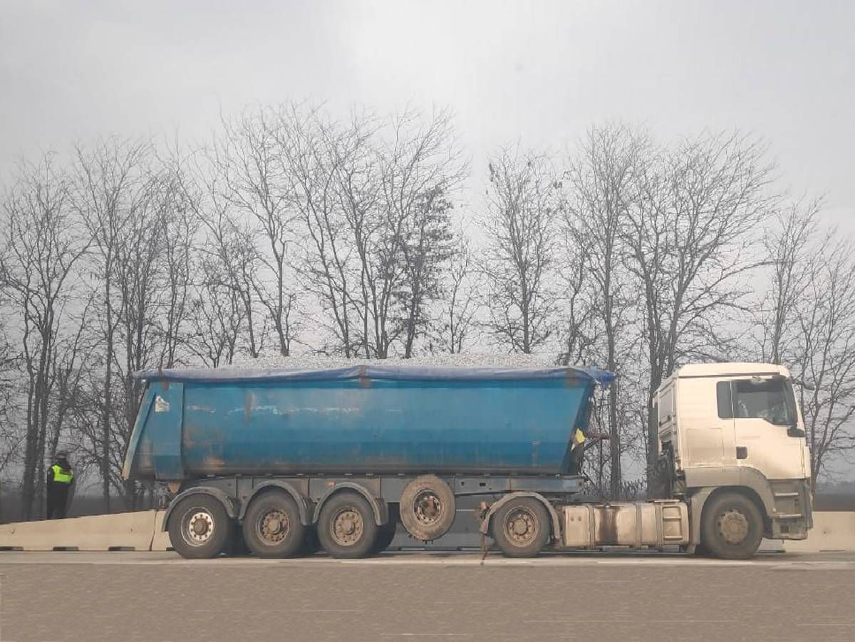 перегруженный самосвал