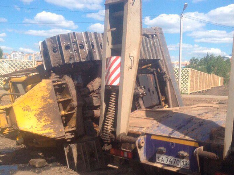 Перевернулся бульдозер