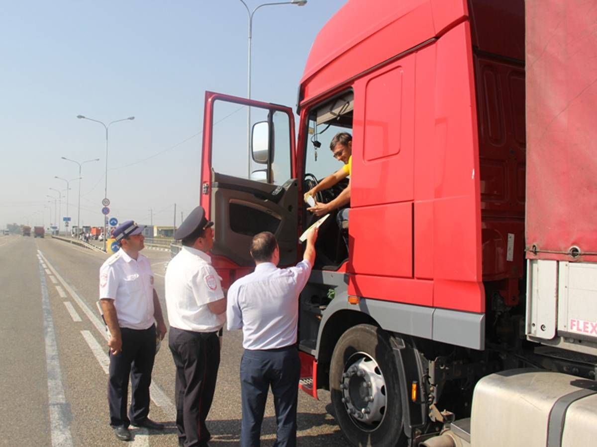 сотрудники остановили самосвал для проверки весового контроля