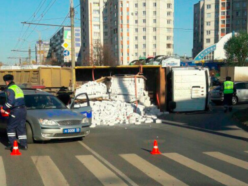 Самосвал упал рассыпал кирпич