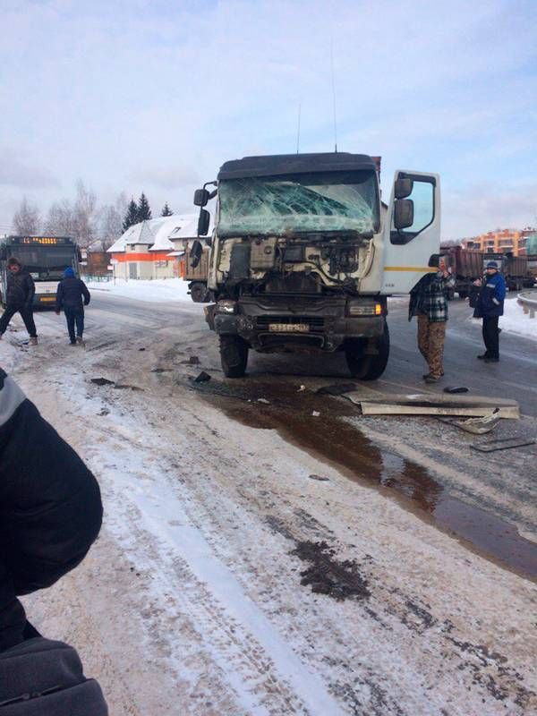Самосвал протаранил бок автобусу
