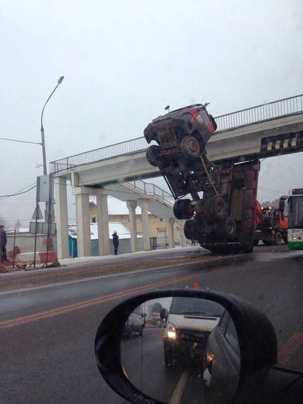 Самосвал зацепил опору моста