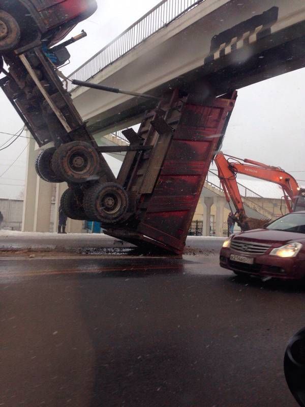 Самосвал зацепил опору моста