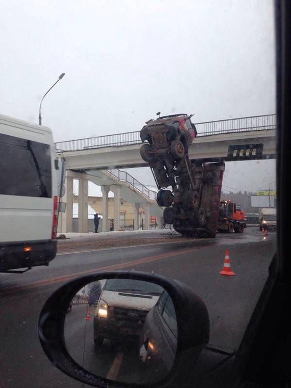 Самосвал зацепил опору моста