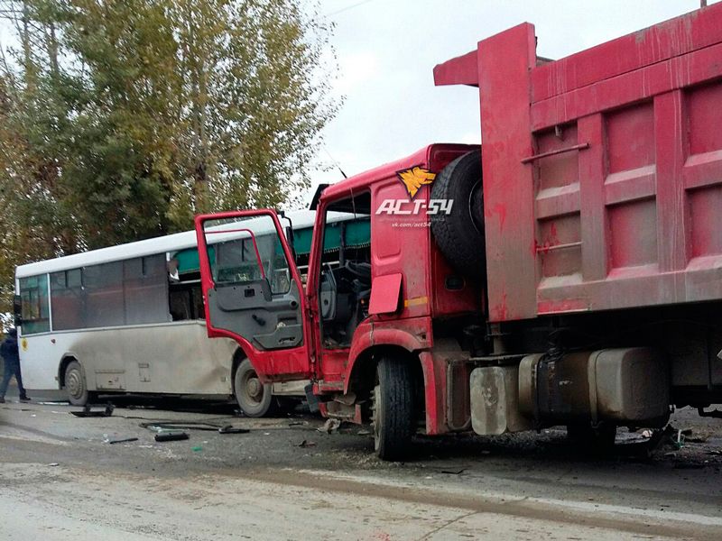 Самосвал и автобус попали в ДТП