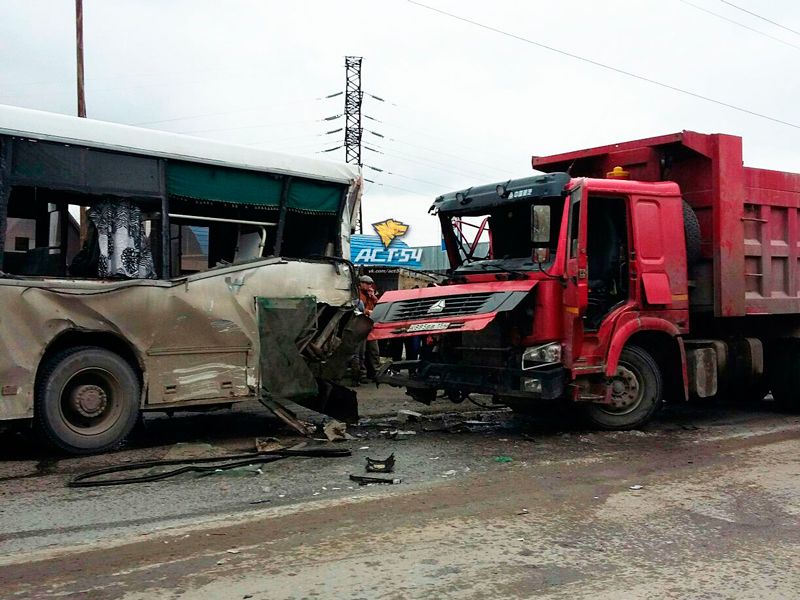 Самосвал и автобус попали в ДТП