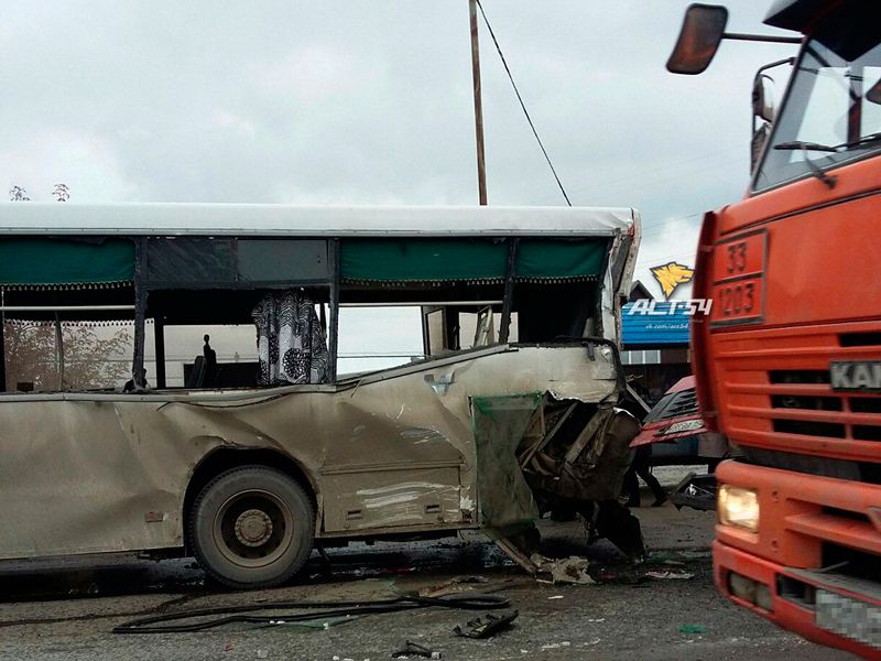 Самосвал и автобус попали в ДТП