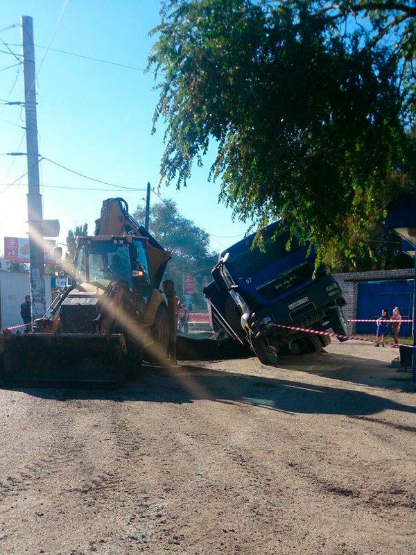 Самосвал MAN провалился в теплотрассу